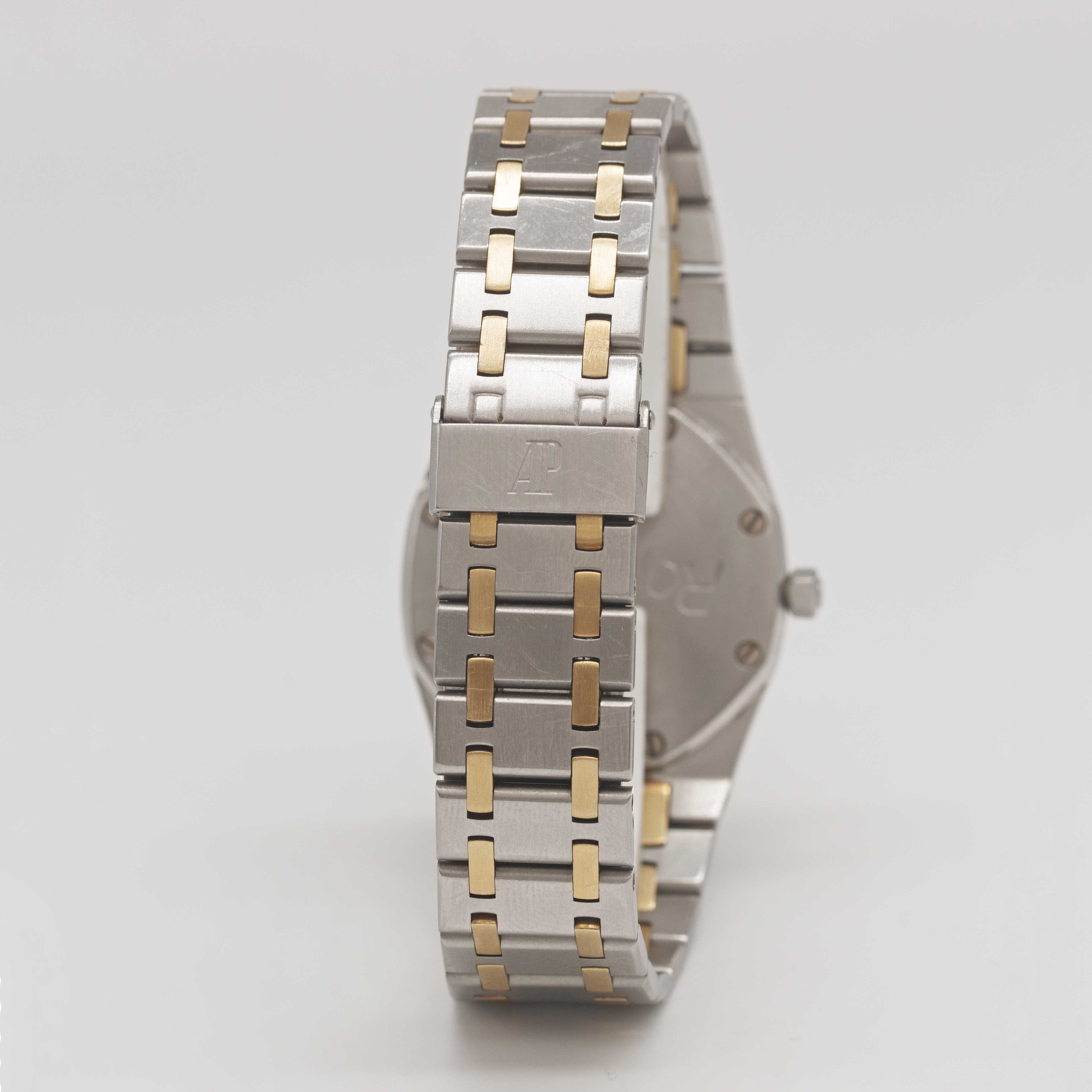 A MID SIZE STEEL & GOLD AUDEMARS PIGUET ROYAL OAK 33MM QUARTZ BRACELET WATCH CIRCA 1990s, WITH GREY - Image 7 of 10
