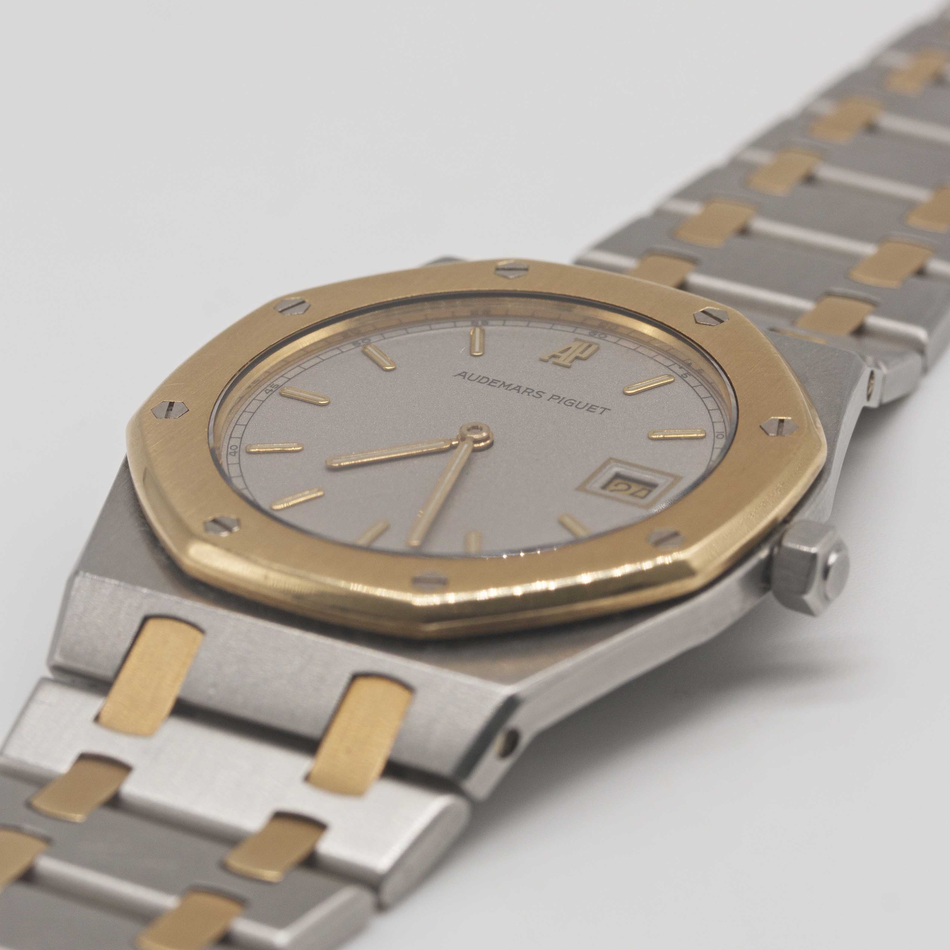 A MID SIZE STEEL & GOLD AUDEMARS PIGUET ROYAL OAK 33MM QUARTZ BRACELET WATCH CIRCA 1990s, WITH GREY - Image 4 of 10