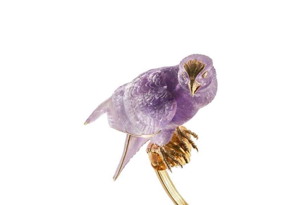 A FINE & RARE YELLOW METAL & DIAMOND SET OBJET D'ART MODEL OF A FALCON ON PERCH CIRCA 1980s Carved - Image 4 of 4