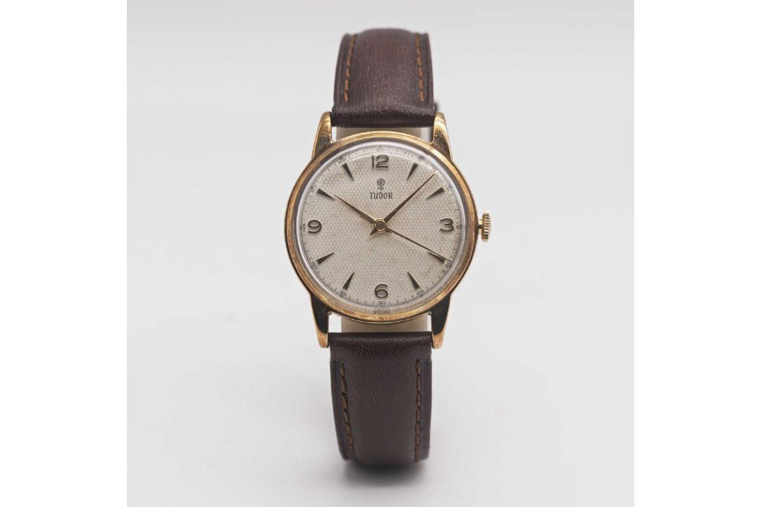 A GENTLEMAN'S 9CT SOLID GOLD ROLEX TUDOR WRIST WATCH CIRCA 1950s, REF. 12856 WITH SILVER "HONEYCOMB" - Image 2 of 10