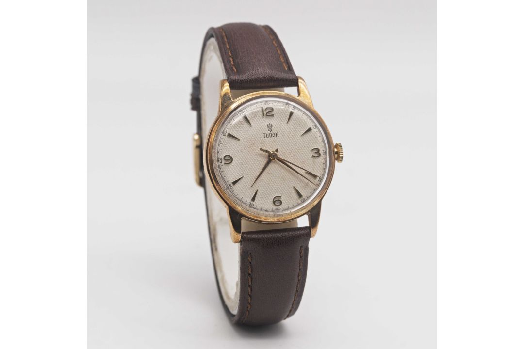 A GENTLEMAN'S 9CT SOLID GOLD ROLEX TUDOR WRIST WATCH CIRCA 1950s, REF. 12856 WITH SILVER "HONEYCOMB" - Image 5 of 10