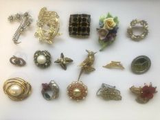 A group of various vintage costume jewellery brooches