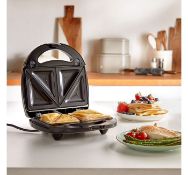(AP266) Toastie, Waffle & Panini Maker Make toasties, topped waffles, grilled meat and more us...