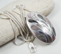 Flexible silver chain with mother of pearl pendant