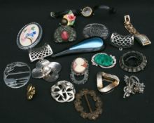 Vintage Costume Jewellery Includes Brooches