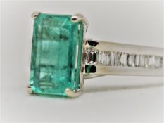 Certified 2.03 Ct Natural Colombia Emerald And Diamonds 18K White Gold Ring