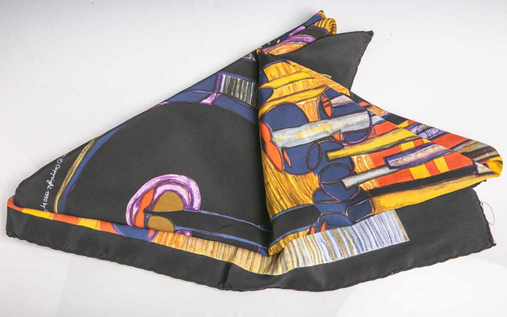 Seidentuch "Hundertwasser" (1990), schwarzes Tuch m. abstrakter Darstellung, am Rand bez.: