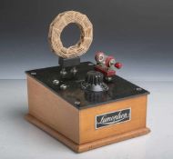 Lumophon (Alter unbekannt), Detektor-Empfänger, Bakelit, Holzkasten, ca. 17 x 12 x 15 cm.