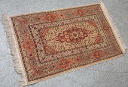Kleiner Hereke-Seidenteppich (Türkei), Maße ca. 102 x 64 cm. Minimale Gebrauchsspuren.