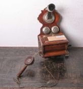 Historischer musealer Fernsprechwandapparat (Firma Groos u. Graf Berlin von 1903), mit