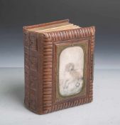 Altes Fotoalbum (wohl 1920er Jahre) für 26 Fotos (teils befüllt), Ledereinband mit<b