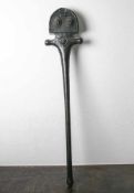 Großer außergewöhnlicher Pendel aus schwarz gebeizten Holz und Masse, H. ca. 125 cm. Aus<br