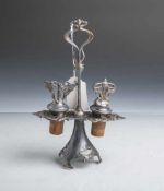 2 Flaschenverschlüsse auf orig. Tischhalterung (Jugendstil, um 1900), Zinn, Floraldekor,<