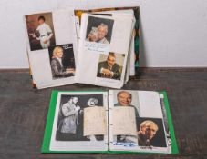 Autogrammkartensammlung (in zwei Ordnern), insgesamt 138 Stück, signiert, bestehend u.a.<