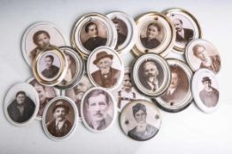 Konvolut von 20 Fotoportraits (um 1900), Porzellan, ovale Form m. Goldrand, ca. 9 x 7 cm.