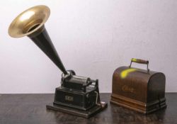Phonograph (Hersteller Edison Standard, wohl um 1900), sog. Sprechmaschine, Holzgehäuse<