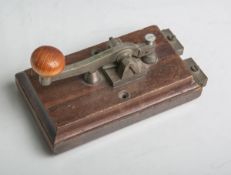 Morsetaste für Telegraph (19. Jahrhundert), ca. 16,5 x 9 x 6 cm. Originalzustand.