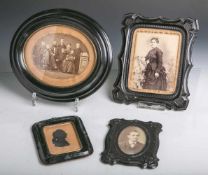Konvolut von 4 versch. Bilderrahmen (Biedermeier), Leder/Pappmaché, teils m. Fotos,<