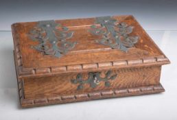 Kassette (Historismus, um 1900), Eichenholz m. gotisierenden Metallbeschlägen,<