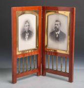 Fotoständer für 2 Fotos aus Mahagoniholz u. Messing (wohl 1920er Jahre), mittig m.<b