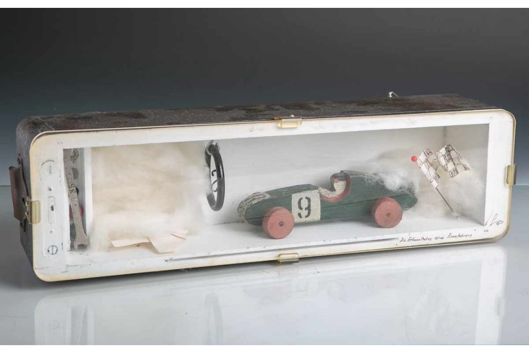 Kl. Wandvitrine m. Rennauto (20. Jahrhundert), Holzmodell eines Rennautos m. Startflagge