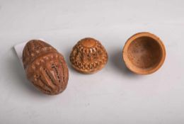 Zwei Flohfallen (wohl 19. Jahrhundert), eiförmig aus Holz, fein geschnitzt, L. jeweils ca.<