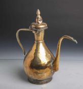 Orientalische Schenkkanne (Alter unbekannt), Messing, bauchiger Gefäßkörper m. angesetzten<br