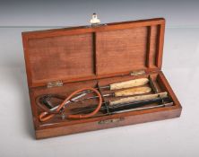 Rechteckige Holzkassette mit medizinischen Gerätschaften (wohl um 1900/1930), Inhalt:chirurgische