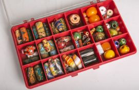 Eine Kiste mit Schmuckdekorteilen/Perlen aus verschiedenen teils bemalten Kugeln, u.a. ausStein,