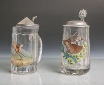 Zwei jagdliche Glasbierkrüge (wohl um 1900), mit farbiger Emailmalerei, mit Zinndeckel, H.jeweils