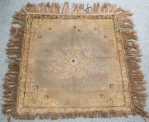 Kleiner Teppich (wohl um 1900, Türkei, Kayseri), mercerisierte Baumwolle, Größe ca. 90 x88 cm.