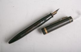 Alter Kolbenfüller von Sheaffer, Feder wohl 585 GG/WG, bez. 