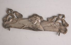 Jugendstil-Wandhalterung (wohl um 1900), aus vernickeltem Metall, floral gestaltet, B. ca.22,5 cm.