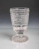 Becherglas auf flachem Standfuß, aus klarem Glas, verschiedene Schliffarten, im