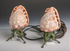 Zwei Muscheln als Tisch/Nachttischlampen gearbeitet, mit jeweils klassizistischgestaltetem Fuß aus