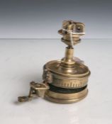 Alter Kompass aus Messing (England, 20. Jahrhundert), m. Befestigungfuß, auf Deckel bez.
