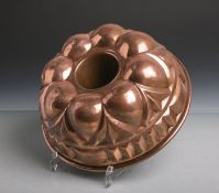 Antike Backform (Gugelhopfform) aus schwerem Kupfer gearbeitet, Dm. ca. 26 cm. Altersgem.