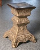 Postament im Stil des Historismus (Gegenstück zur Vornummer), aus Gelbguss gearbeitet, H.ca. 47