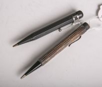 Zwei alte Drehbleistifte, bestehend aus: 1x bez. FEWA (wohl Bakelit), L. ca. 11,5 cm sowie1x bez.