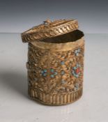 Deckeldose (Persien, wohl 1930er Jahre), zylindrische Form, filigrane Messingdrahtarbeitm. Türkisen,