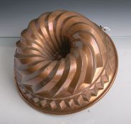 Antike Backform (Gugelhopfform) aus schwerem Kupfer gearbeitet, Dm. ca. 27,5 cm.Altersgem.