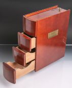 Humidor in Buchform, wohl Mahagoniholz, 5 Fächer, Messingplakette m. Aufschrift 