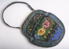 Abendhandtasche aus blauem Leder mit feiner Perlstickarbeit verziert (wohl 19.