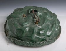 Christbaumständer m. 2 Spieluhrwerken (um 1910-20), wandgrünes Gehäuse, Dm. ca. 32 cm, vollständig.