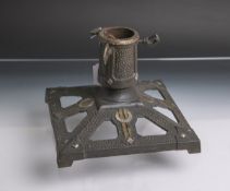 Christbaumständer (Art Déco), Gußeisen, Unterbodenbezeichnung 