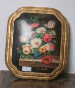 Eine nach oben gewölbte Wandplatte aus Holz, rechteckige Form, die Ecken nach innen