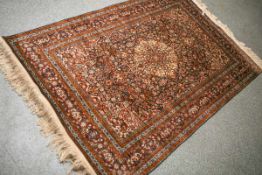 Ghom, Wandteppich (Indien), Seide, florales Muster, feine Knüpfung, ca. 188 x 122 cm.