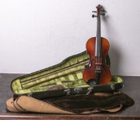 Alte Geige m. 2 Bögen (Hersteller unbekannt), im orig. Kasten, m. Leinenschutzumschlag.