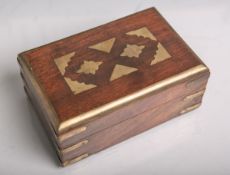 Kl. Holzschatulle m. Messing-Einlagen (wohl 20. Jahrhundert), ca. 6 x 15,5 x 10 cm.