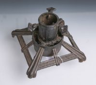 Christbaumständer (wohl 1. Hälfte 20. Jahrhundert), Gußeisen, Unterbodenbezeichnung